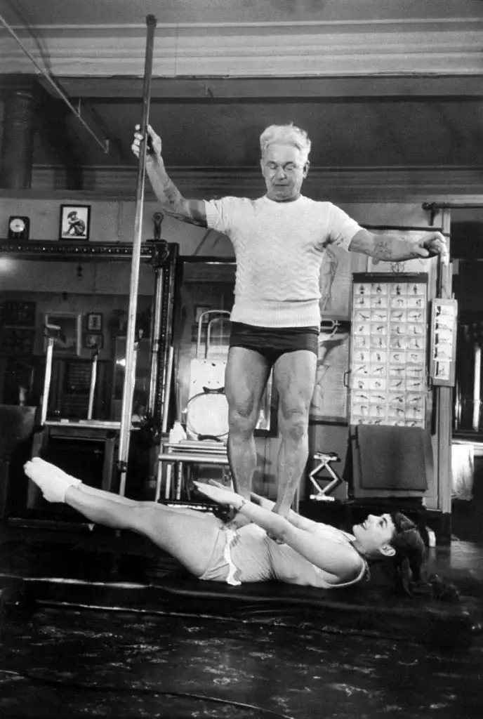 Joseph Pilates en train de montrer ce qu'est la méthode Pilates